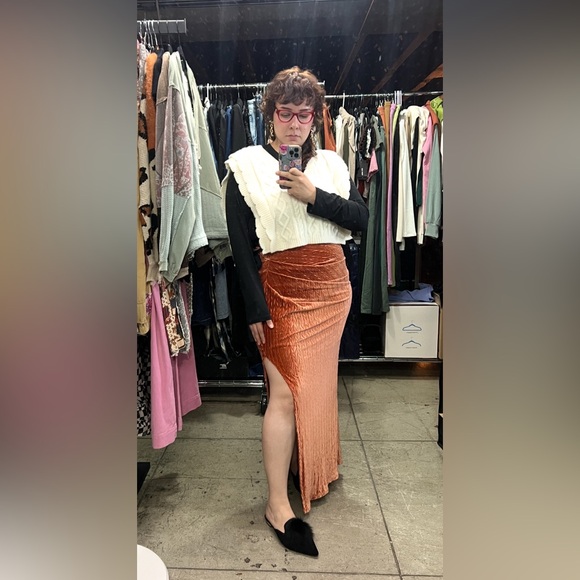 77B. Scalloped Knit Vest With Side Bows - Cream - Picture 2 of 11